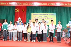 Ông Nguyễn Bá Khuyến - Bí thư Đảng ủy xã Yên Sơn và nhà báo Nguyễn Thanh Hải - Chủ tịch CLB báo chí Phú Thọ tại Hà Nội cùng đại biểu trao quà cho học sinh.