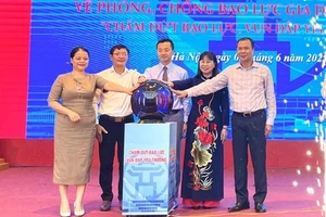 Các đại biểu thực hiện nghi thức phát động Tháng hành động quốc gia phòng, chống bạo lực gia đình năm 2025.