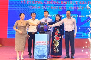 Các đại biểu thực hiện nghi thức phát động Tháng hành động quốc gia phòng, chống bạo lực gia đình năm 2025.