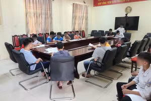 Công an phường Ninh Xá giáo dục nhóm thiếu niên điều khiển xe đạp vi phạm trật tự ATGT. (Ảnh Công an cung cấp)