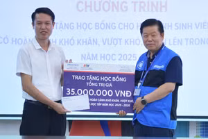 Trao biểu trưng học bổng cho Trường Cao đẳng Công nghiệp Bắc Ninh.