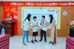 Các em học sinh tham gia các hoạt động trong buổi giao lưu học tập.