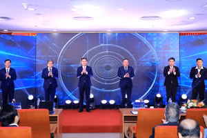 Các đại biểu thực hiện nghi thức khai trương chợ chuyển đổi số và sàn giao dịch công nghệ Hà Nội.