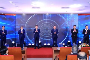 Các đại biểu thực hiện nghi thức khai trương chợ chuyển đổi số và sàn giao dịch công nghệ Hà Nội.