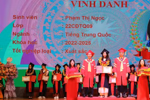 PGS.TS Bùi Văn Quân (bên trái ảnh) - Hiệu trưởng FTC và ThS Nguyễn Cao Đằng - Phó Hiệu trưởng FTC trao bằng và khen thưởng sinh viên xuất sắc. 