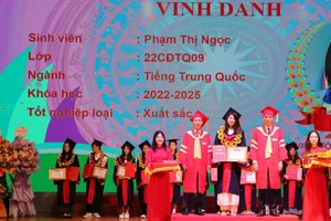 PGS.TS Bùi Văn Quân (bên trái ảnh) - Hiệu trưởng FTC và ThS Nguyễn Cao Đằng - Phó Hiệu trưởng FTC trao bằng và khen thưởng sinh viên xuất sắc.