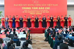 Lãnh đạo Đảng, Nhà nước cùng đại biểu khai trương Trung tâm báo chí.