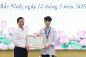 Chủ tịch UBND tỉnh Bắc Ninh Vương Quốc Tuấn trao Bằng khen cho em Nguyễn Công Vinh.