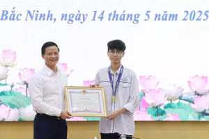 Chủ tịch UBND tỉnh Bắc Ninh Vương Quốc Tuấn trao Bằng khen cho em Nguyễn Công Vinh.