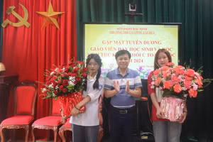 Ông Hoàng Văn Quý - Hiệu trưởng trường THPT Lương Tài số 2 trao khen thưởng cho 2 thủ khoa.