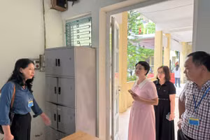 Tổ công tác kiểm tra điều kiện cơ sở vật chất tại điểm thi.