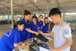 Thanh niên tình nguyện hỗ trợ, động viên thí sinh tại các điểm thi Trường THPT Bố Hạ.