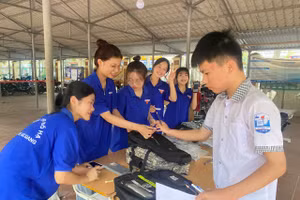 Thanh niên tình nguyện hỗ trợ, động viên thí sinh tại các điểm thi Trường THPT Bố Hạ.