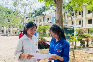 Thí sinh phấn khởi sau khi hoàn thành kỳ thi.