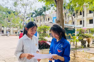 Thí sinh phấn khởi sau khi hoàn thành kỳ thi.