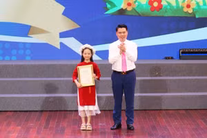 Lãnh đạo Sở VH,TT&DL trao danh hiệu Đại sứ Văn hóa đọc tỉnh Bắc Ninh năm 2025 cho em Nguyễn Ngọc Thủy.