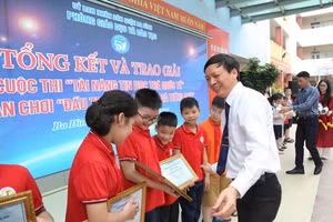 Ông Nguyễn Như Tùng trao giải, chúc mừng các em học sinh.