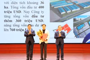 Lãnh đạo tỉnh Bắc Ninh trao Quyết định chủ trương đầu tư cho doanh nghiệp.