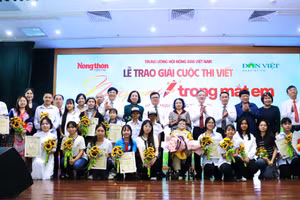 Ban tổ chức cuộc thi, đại biểu chúc mừng và chụp ảnh cùng các tác giả đạt giải.