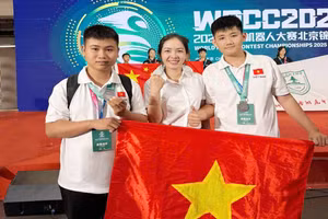 Em Nguyễn Duy Khánh (ngoài cùng bên trái) và Hoàng Phú Khang tại cuộc thi.