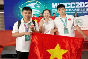 Em Nguyễn Duy Khánh (ngoài cùng bên trái) và Hoàng Phú Khang tại cuộc thi.
