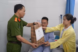 Đại tá Lê Văn Tuân thăm hỏi động viên Thượng úy Võ Tuấn Sơn.