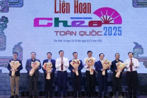 Ông Tạ Quang Đông và ông Vương Quốc Tuấn - Chủ tịch UBND tỉnh Bắc Ninh tặng hoa Hội đồng nghệ thuật.