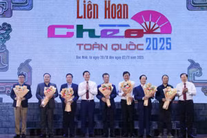 Ông Tạ Quang Đông và ông Vương Quốc Tuấn - Chủ tịch UBND tỉnh Bắc Ninh tặng hoa Hội đồng nghệ thuật.