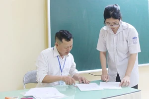 Thí sinh làm thủ tục đăng ký dự thi (Ảnh BBG).