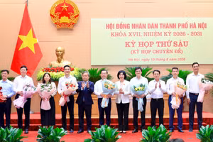 Lãnh đạo TP Hà Nội tặng hoa các cán bộ trong danh sách miễn nhiệm Ủy viên UBND thành phố. Ảnh: TT.