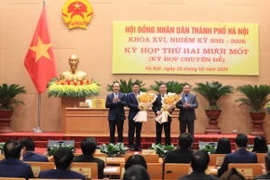 Lãnh đạo TP Hà Nội tặng hoa ông Vũ Đức Bảo và ông Hà Minh Hải.