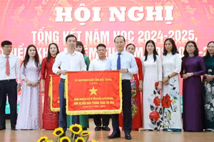 Ông Mai Sơn trao Cờ đơn vị dẫn đầu phong trào thi đua năm học 2024-2025 cho Trường THCS thị trấn An Châu (Ảnh BBG).
