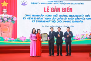 Lãnh đạo quận Ba Đình trao chứng nhận công trình cấp thành phố cho Ban Giám hiệu Trường THCS Nguyễn Trãi.