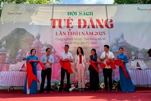 Đại biểu cắt băng khai mạc Hội sách Tuệ Đăng lần thứ nhất năm 2025. Ảnh: BTC
