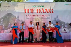 Đại biểu cắt băng khai mạc Hội sách Tuệ Đăng lần thứ nhất năm 2025. Ảnh: BTC