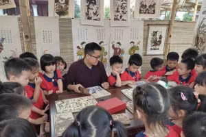 Nghệ nhân trình diễn nghề làm tranh dân gian Đông Hồ.