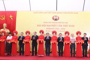 Đại biểu thực hiện nghi thức cắt băng khai trương Trung tâm Báo chí phục vụ Đại hội đại biểu Đảng bộ TP Hà Nội lần thứ XVIII.