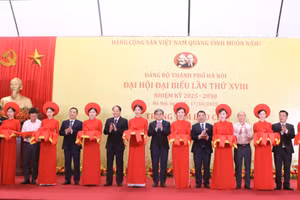 Đại biểu thực hiện nghi thức cắt băng khai trương Trung tâm Báo chí phục vụ Đại hội đại biểu Đảng bộ TP Hà Nội lần thứ XVIII.