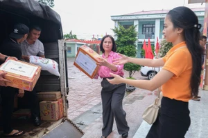 Những phần quà ý nghĩa được thầy cô giáo Trường Tiểu học Yên Hòa mang tới cho học sinh vùng lũ.