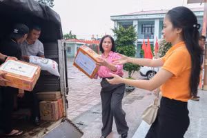 Những phần quà ý nghĩa được thầy cô giáo Trường Tiểu học Yên Hòa mang tới cho học sinh vùng lũ.