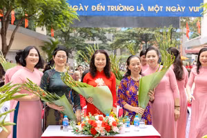 Cô Đào Thị Thúy (bên trái ngoài cùng) và đồng nghiệp tri ân nguyên cán bộ quản lý của nhà trường. 