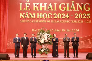 Bộ trưởng Bộ Nội vụ Phạm Thị Thanh Trà cùng lãnh đạo Bộ tặng hoa chúc mừng thầy và trò Học viện Hành chính Quốc gia nhân dịp khai giải năm học mới 2024 - 2025.