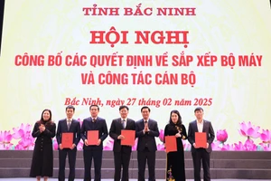 Ông Nguyễn Trung Hiền (trái), Giám đốc Sở Khoa học và Công nghệ, nhận quyết định. 