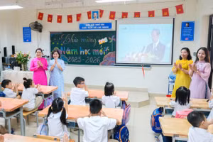 Cô trò Trường Tiểu học Đông Ngạc hân hoan trong ngày khai giảng.