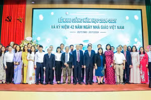 Thứ trưởng Bộ Tài nguyên và Môi trường Nguyễn Thị Phương Hoa chúc mừng thầy trò Nhà trường.