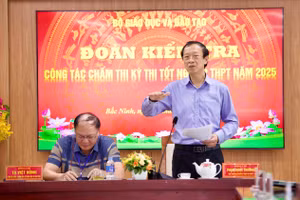 Thứ trưởng Bộ GD&ĐT Phạm Ngọc Thưởng chỉ đạo tại buổi kiểm tra.