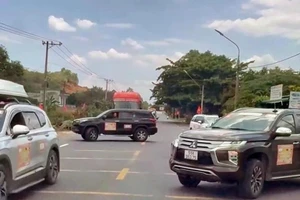 2 chiếc xe ngang nhiên đậu so le trên cả 2 chiều, chặn đường để đoàn xe doanh nhân băng qua Quốc lộ 20 (Ảnh CACC).