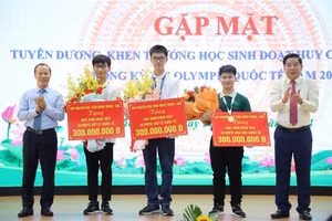 Lãnh đạo tỉnh Bắc Giang trao thưởng cho học sinh đạt thành tích cao năm 2024.