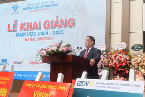 NGND PGS.TS Tô Ngọc Hưng - Hiệu trưởng Trường Đại học Hòa Bình phát biểu khai giảng năm học mới.