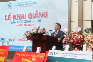 NGND PGS.TS Tô Ngọc Hưng - Hiệu trưởng Trường Đại học Hòa Bình phát biểu khai giảng năm học mới.